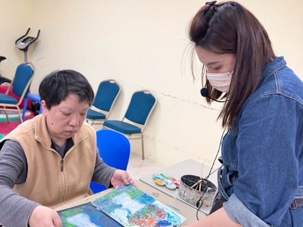 當顏料慢慢鋪開 當圖案一點一滴被印出來 教室裡，多了一種安靜又專注的美✨(標題圖檔)