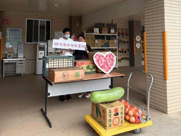 『菜菜夫妻』為安康準備的新鮮蔬菜(標題圖檔)